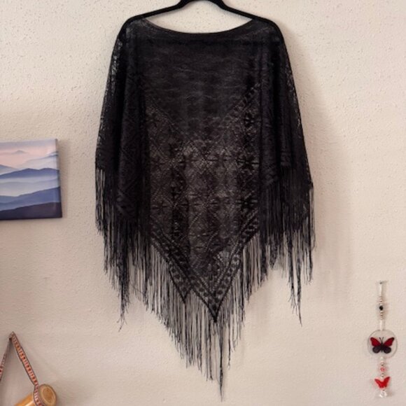 Poncho/Chal Tejido con Flecos (Lightweight black knitted poncho) - Picture 1 of 5